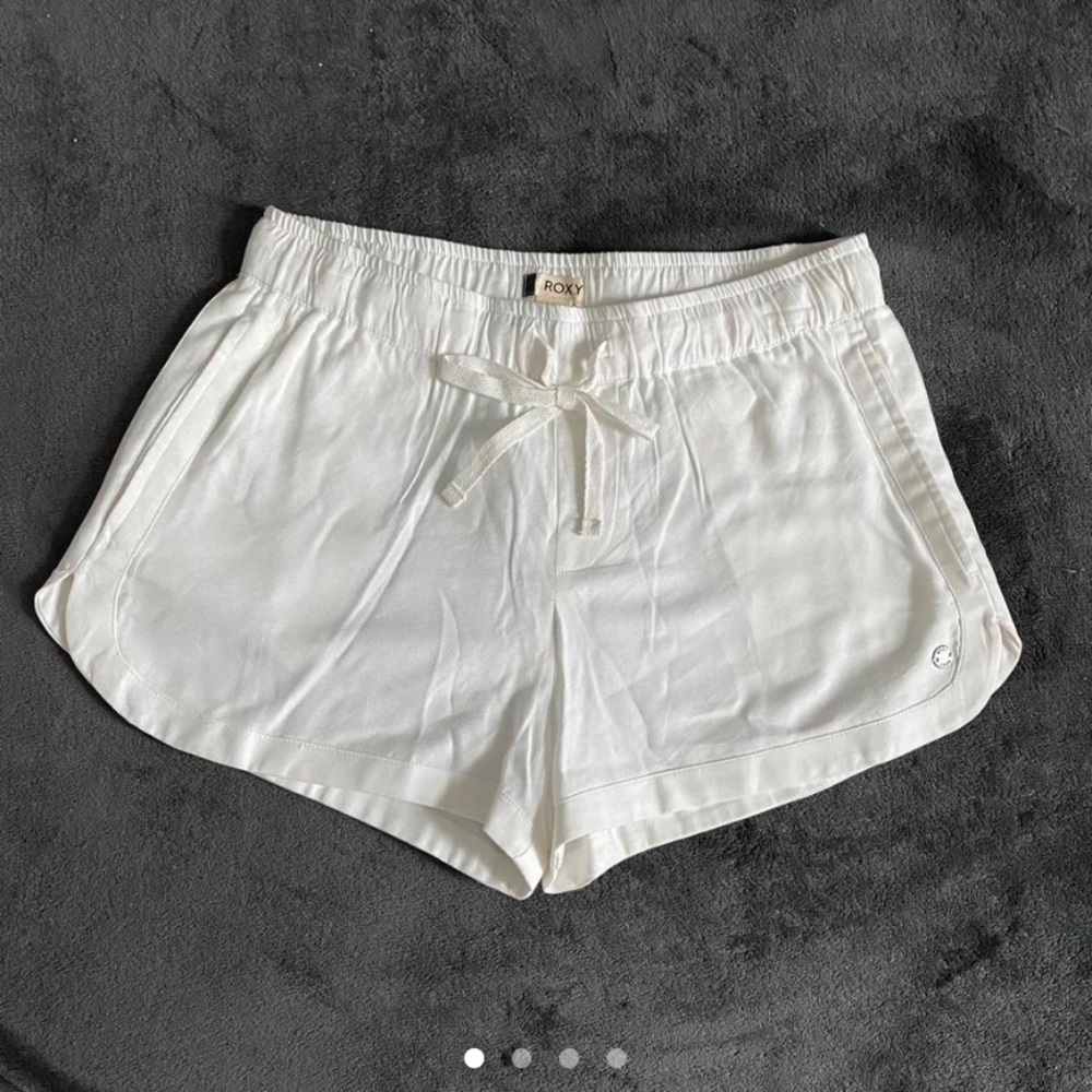 Roxy “new impossible love beach” shorts in Snow White with pockets